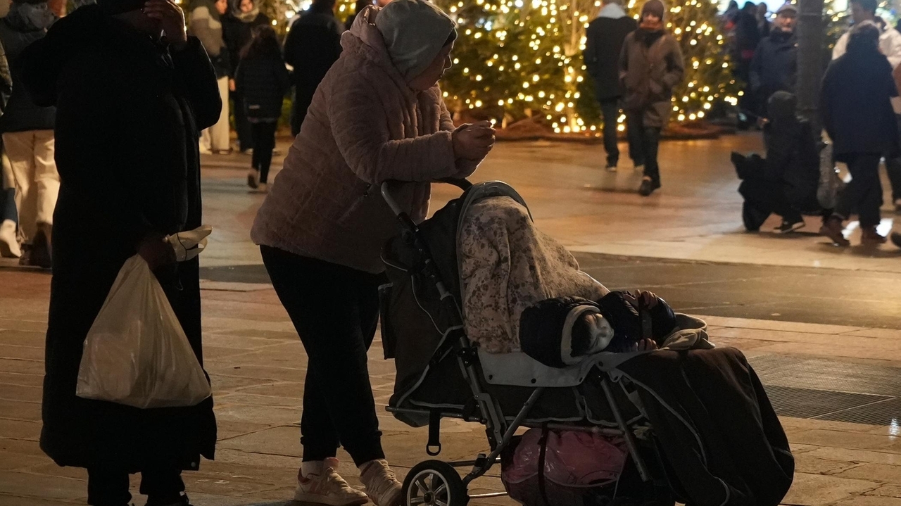 Paris City Hall plaza draws holiday visitors and migrant families seeking shelter as Olympics nears - Vimarsana News