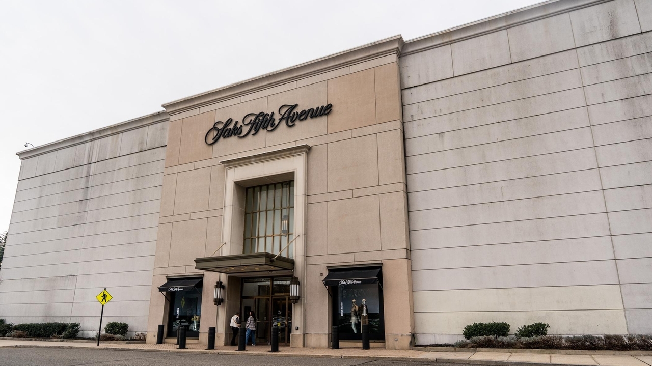 Long Island's last Saks Fifth Avenue store to close