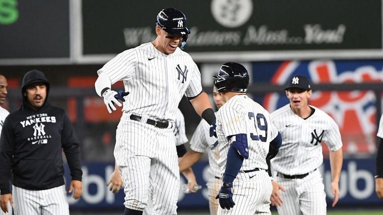 New York Yankees outfielder Aaron Judge's height brought into perspective  in picture next to Pittsburgh Pirates shortstop Oneil Cruz - ESPN