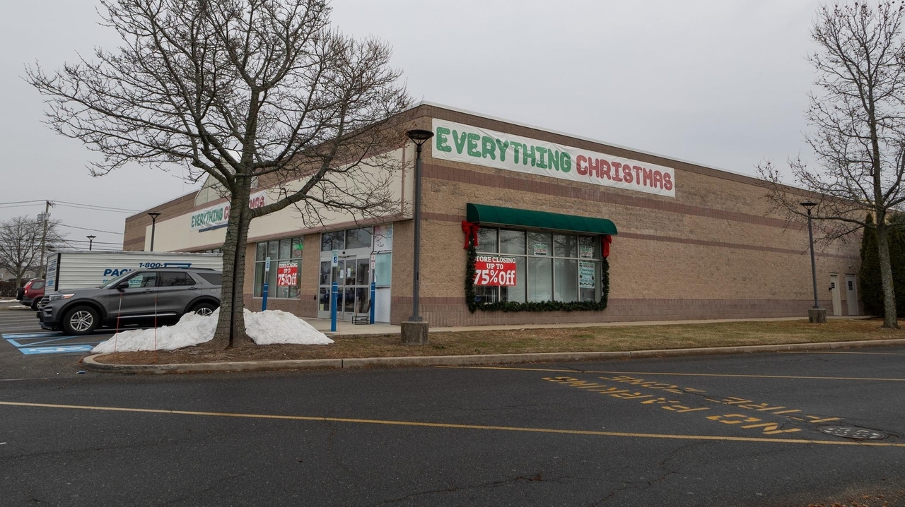 Barnes & Noble to open new store in Commack this summer