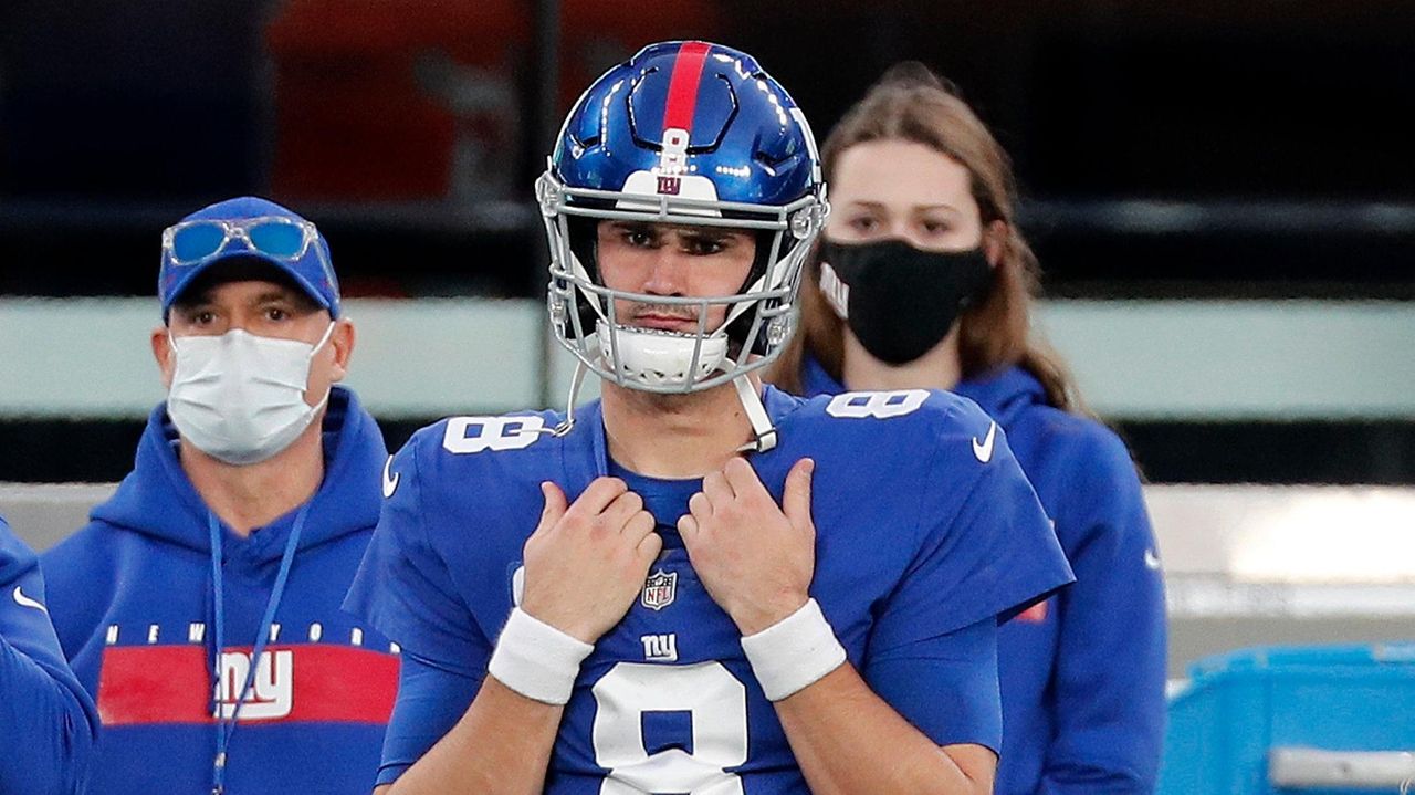 Giants plan on sticking with Daniel Jones, even if the quarterback is  limited again - Newsday