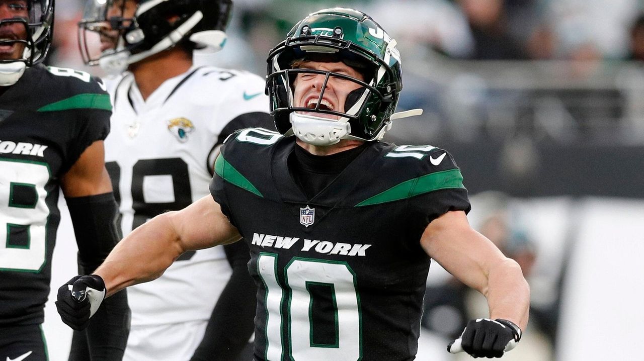 New York Jets wide receiver Braxton Berrios (10) warms up before an NFL  football game against the Cincinnati Bengals, Sunday, Sept. 25, 2022, in  East Rutherford, N.J. The Cincinnati Bengals won 27-12. (