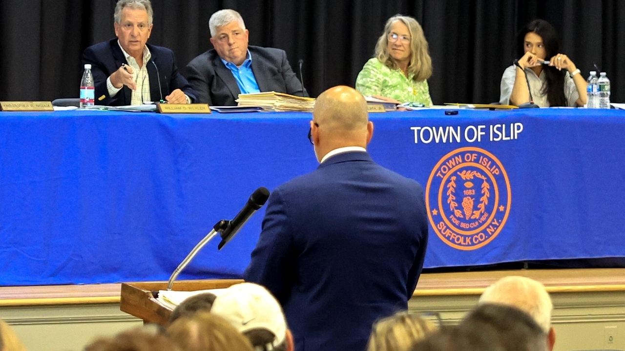 Islip hearing on proposed Muslim school for boys brings out overflow crowd of opponents