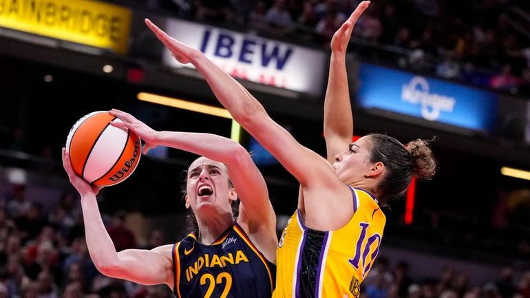 Indiana Fever guard Caitlin Clark (22) shoots around Los Angeles...