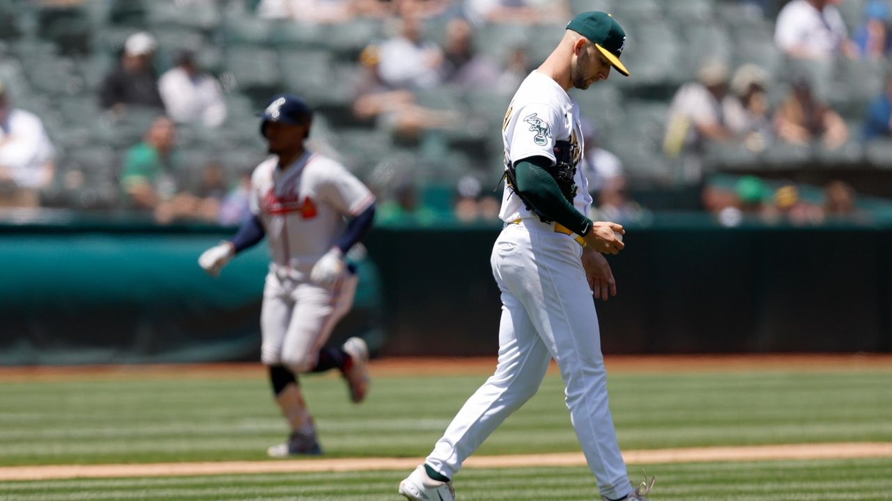 A's score winning run on a Braves fielding error for 2nd 2-game