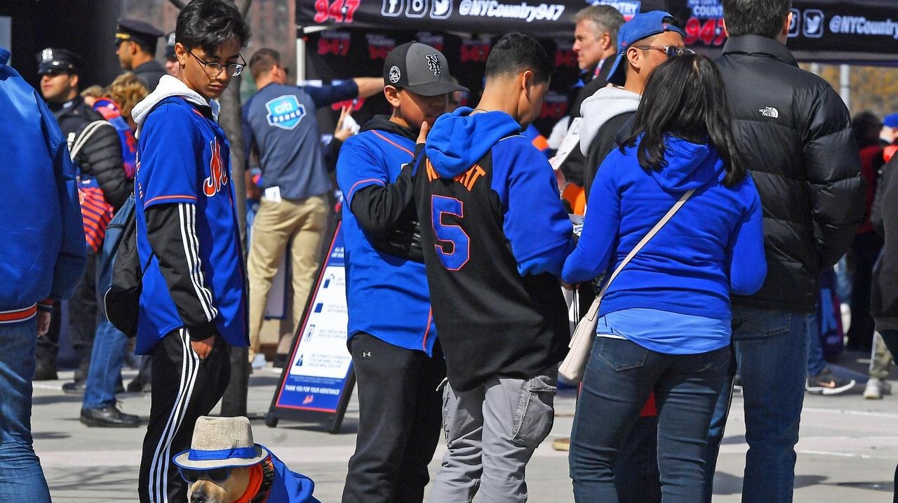 Mets Canine Mascot, 2015 New York Mets Opening Day, Citi F…