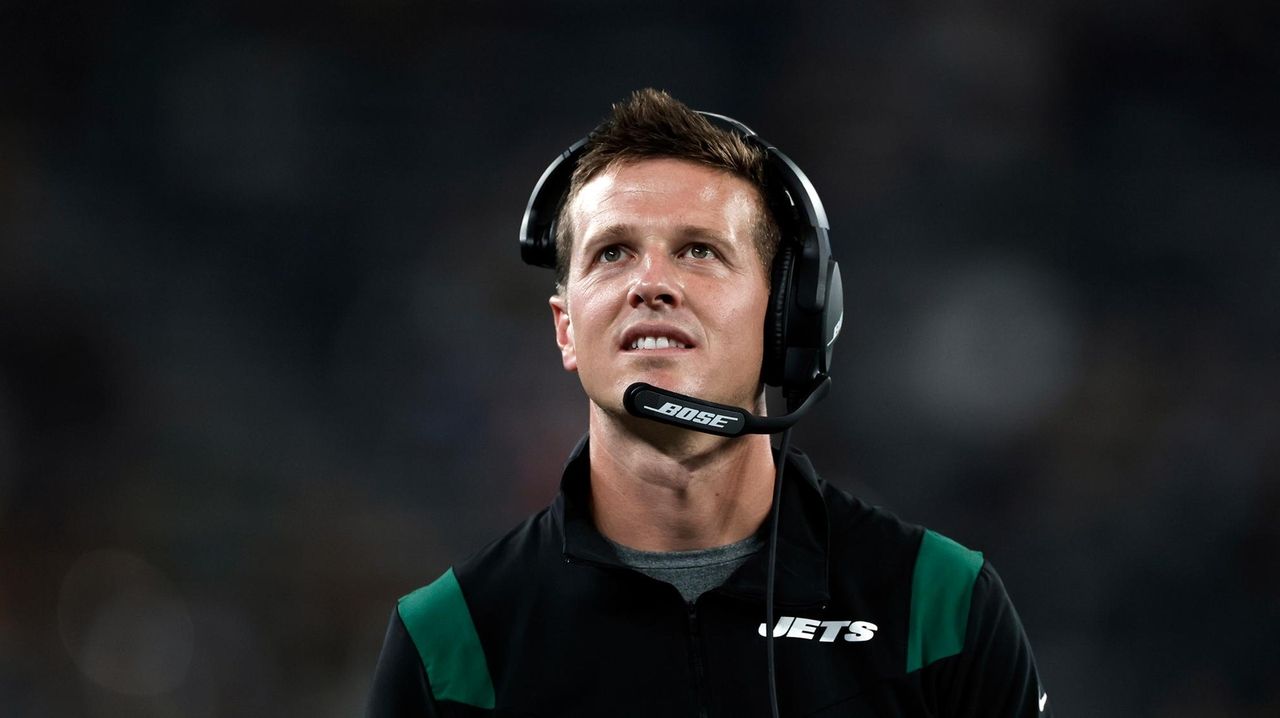 Jets OC Mike LaFleur calling plays from sideline against Panthers