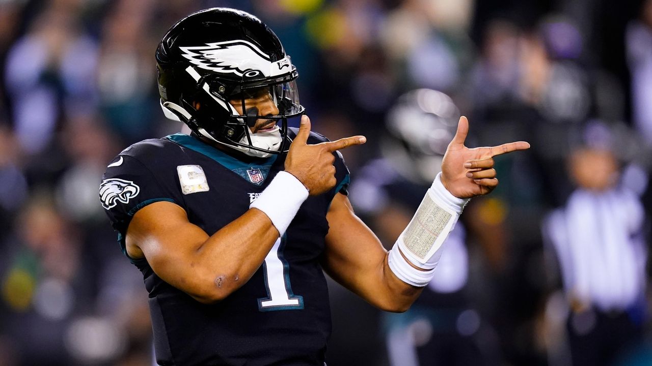 The Philadelphia Eagles' 'tush push' is becoming the NFL's most unstoppable  play - WHYY