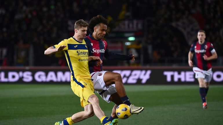 Bologna's Joshua Zirkzee and Hellas Verona's Pawel Dawidowicz, left, in...