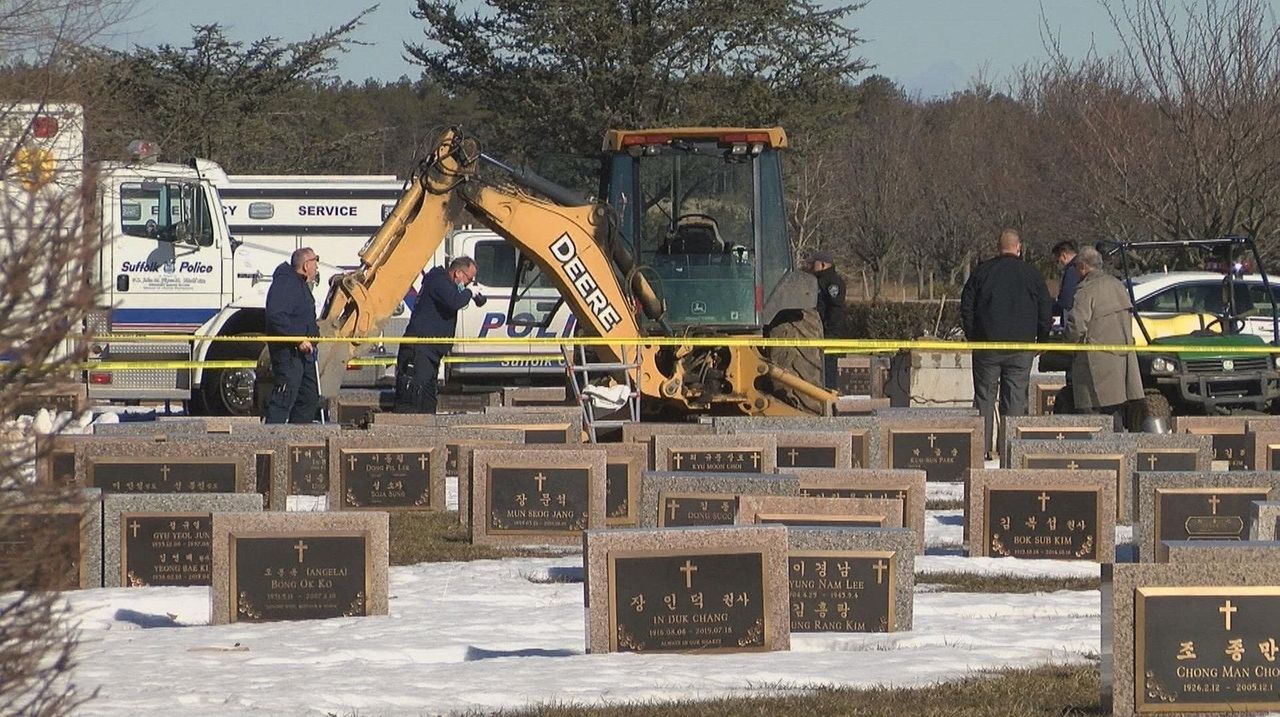 Mount Sinai cemetery worker killed when grave collapses on him, police ...