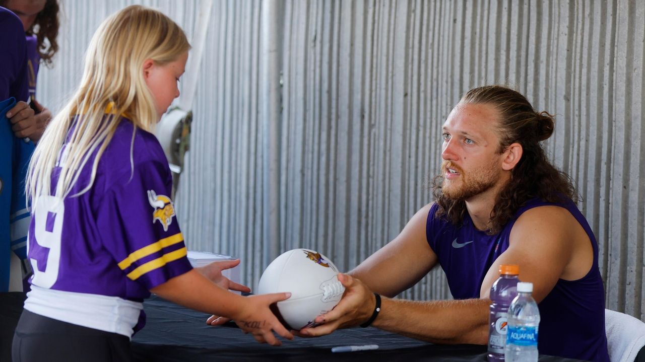 Hockenson now dealing with back stiffness as Vikings and Cardinals practice  together - Newsday