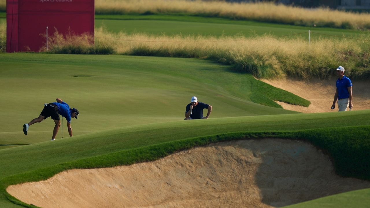 Major winners Jason Day and Cameron Smith trail by 2 after 1st round of the Australian PGA Newsday