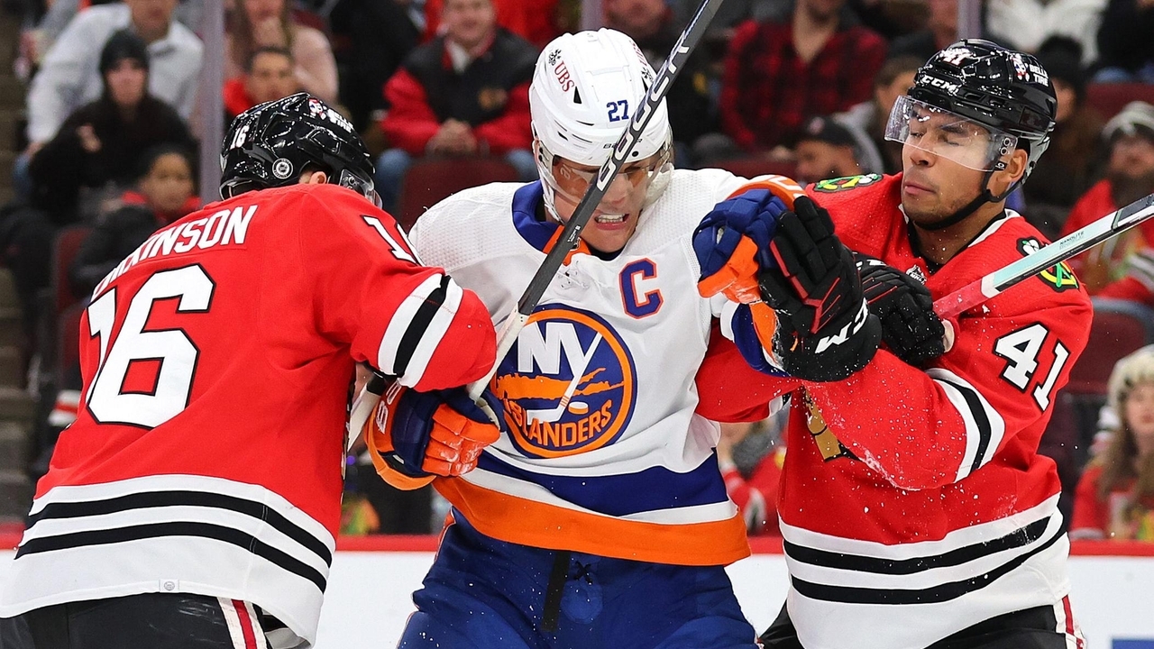 Islanders go winless on the road with loss to lowly Chicago - Newsday