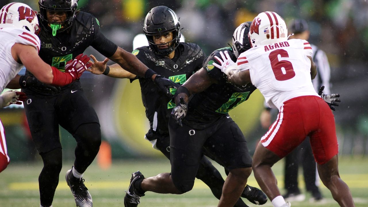 No. 6 Oregon survives lackluster performance with 21-7 win over Wisconsin