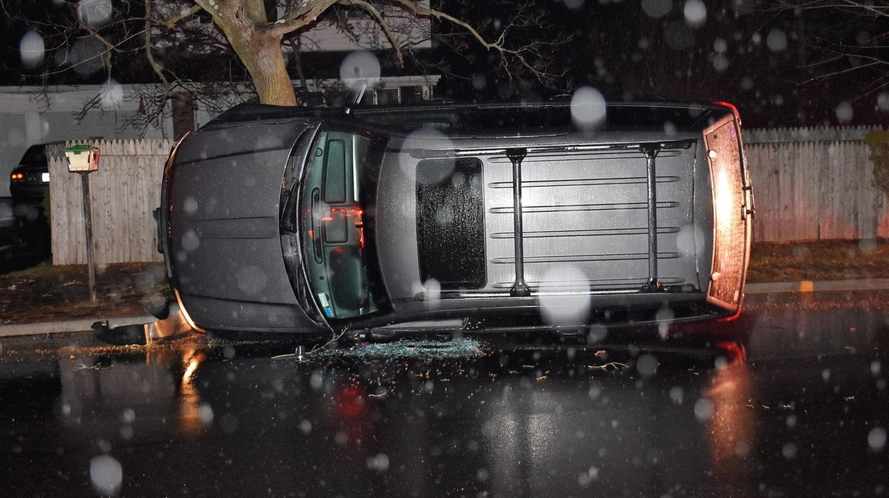 Cops: Commack man charged with DWI after car crashes into tree - Newsday