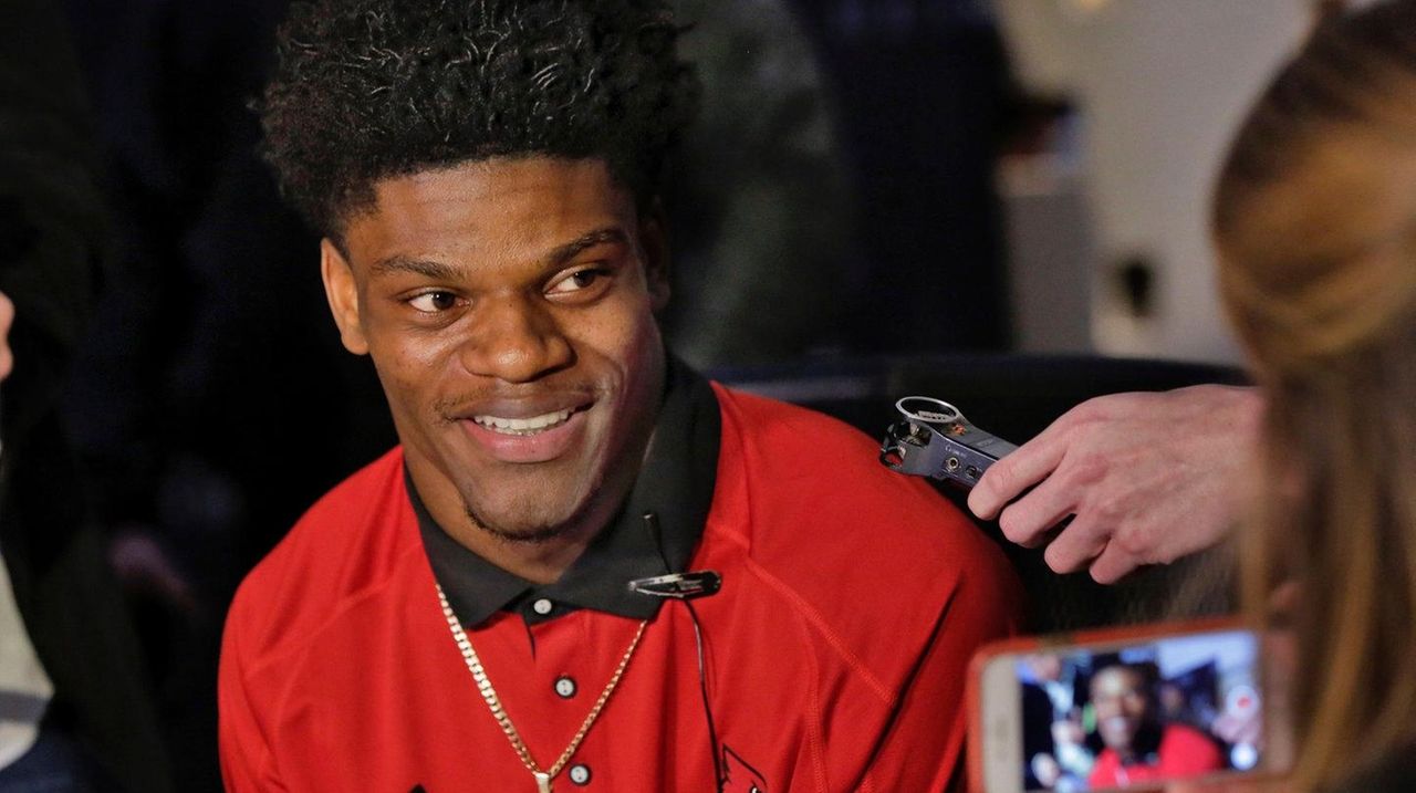 Louisville's Lamar Jackson adjusting to new celebrity status after winning  the Heisman Trophy, LSU