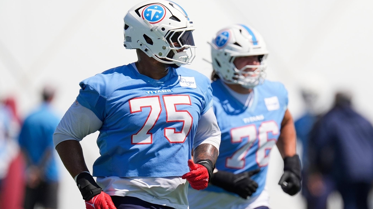 Titans left tackle Dan Moore Jr. returns; Elic Ayomanor leaves with ...