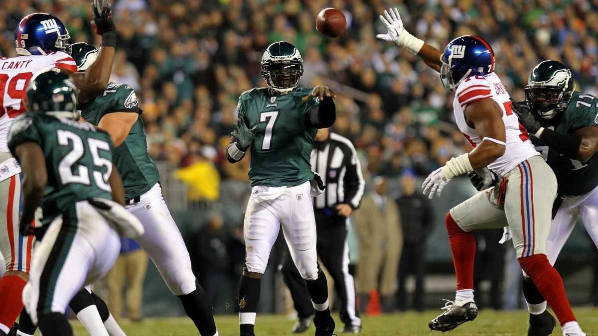 Philadelphia Eagles quarterback Michael Vick #7 passes during a