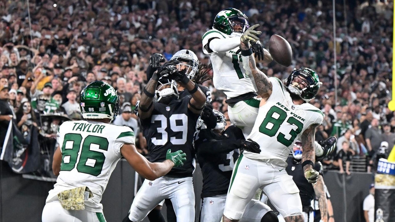 Zach Wilson's late interception costs Jets in loss to Raiders - Newsday