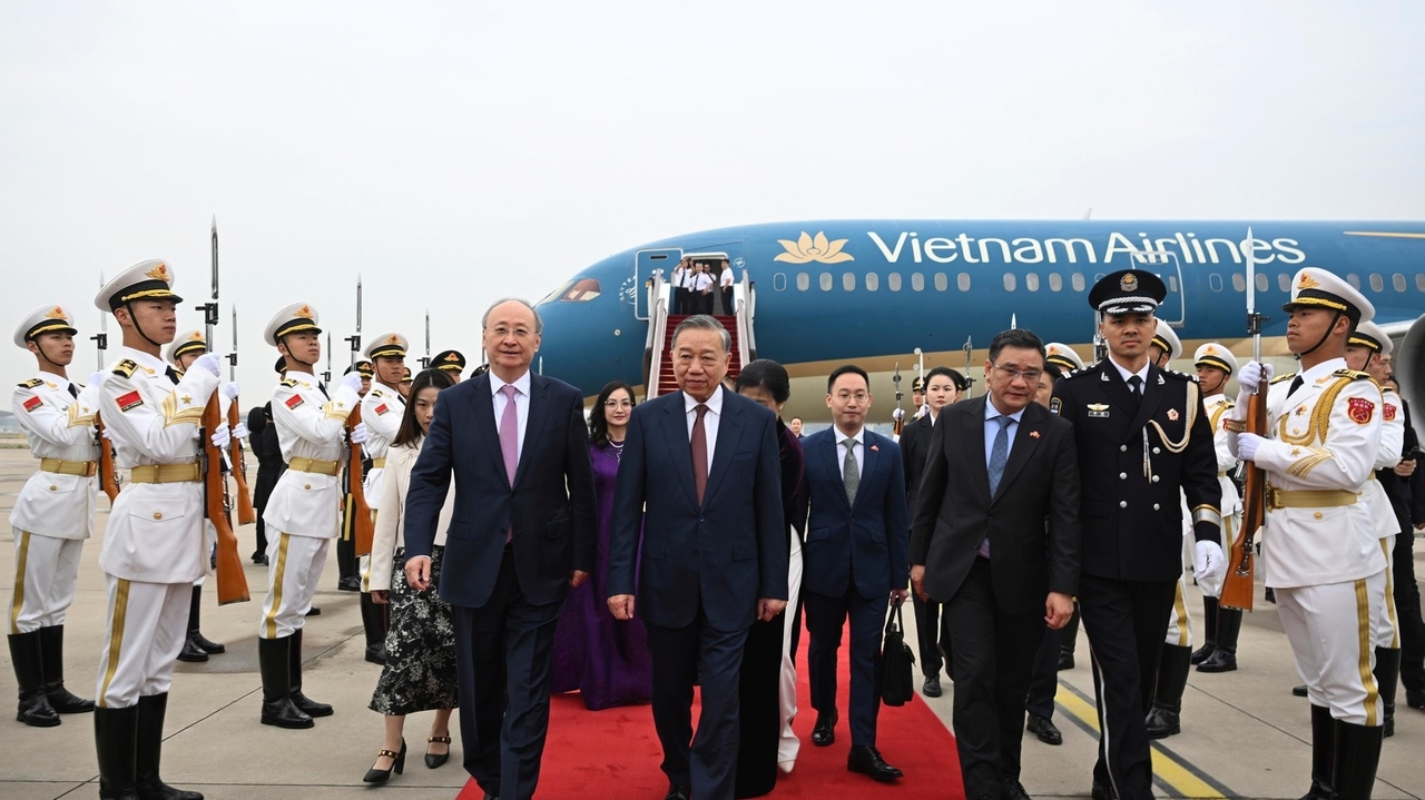 Vietnam's new leader meets China's Xi on his first overseas trip