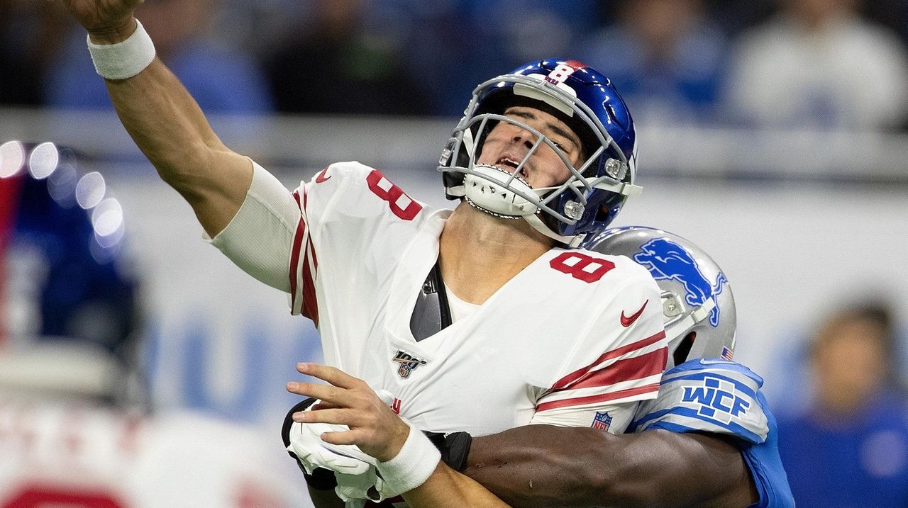 New York Giants cornerback Deandre Baker (27) breaks up a pass to