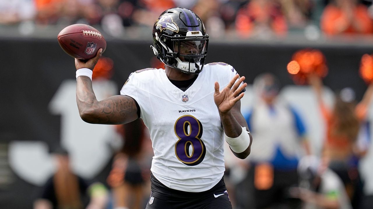 Lamar Jackson, Ravens hold on to beat Cincinnati 27-24. Bengals 0-2 for  second straight year - Newsday