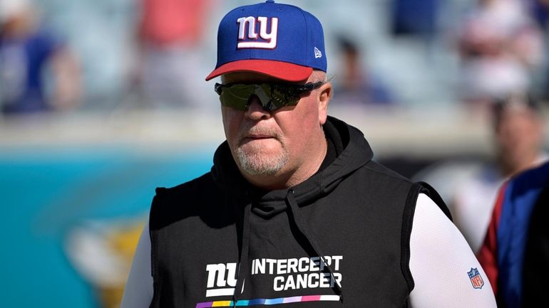 Giants defensive coordinator Wink Martindale watches players warm up before...