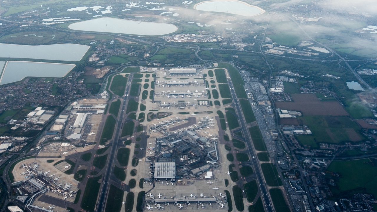 Travel chaos at UK airports as over 600 flights canceled due to air traffic control issue