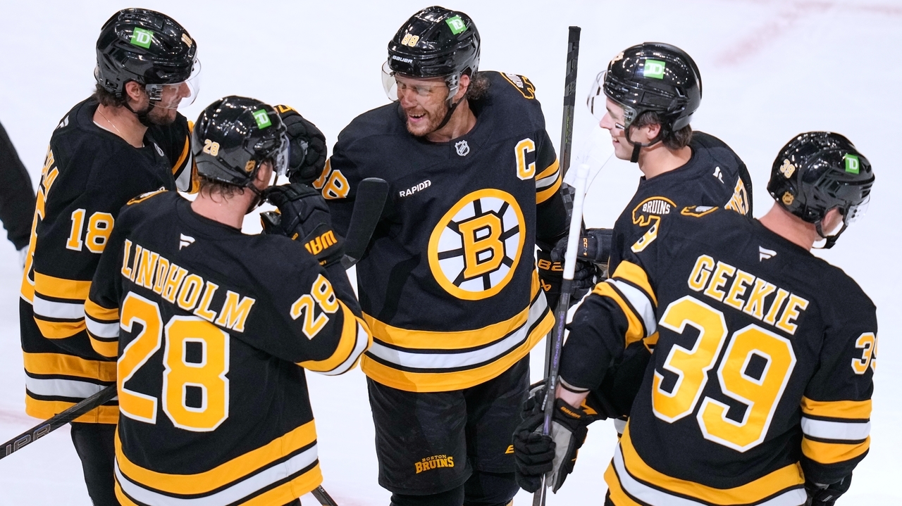 Pastrnak scores 2 goals, adds 2 assists in the Bruins' 6-1 rout of the ...
