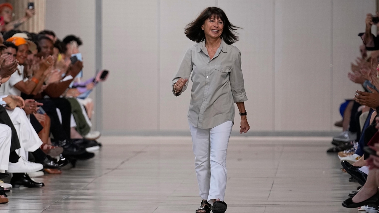 Anderson's couture craftmanship captivates at Loewe for Paris men's fashion week - Vimarsana News
