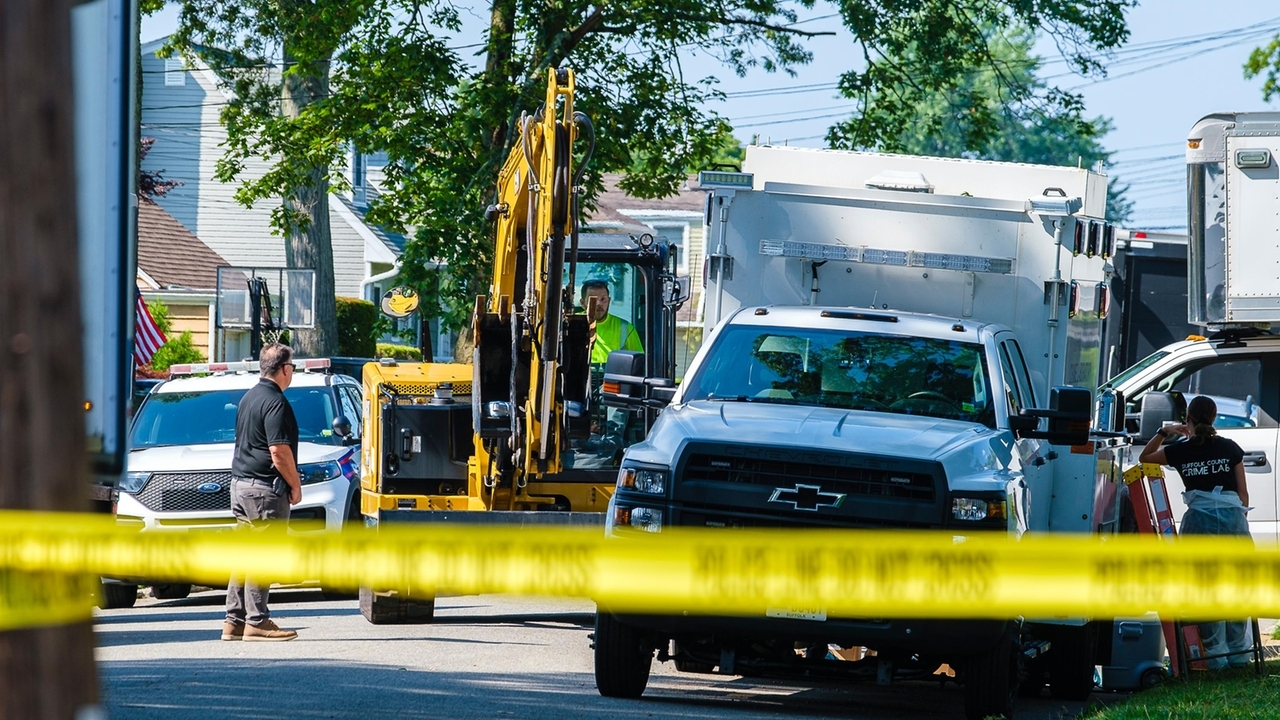 Gilgo Beach killings: Search of Rex Heuermann home includes excavator - Vimarsana News