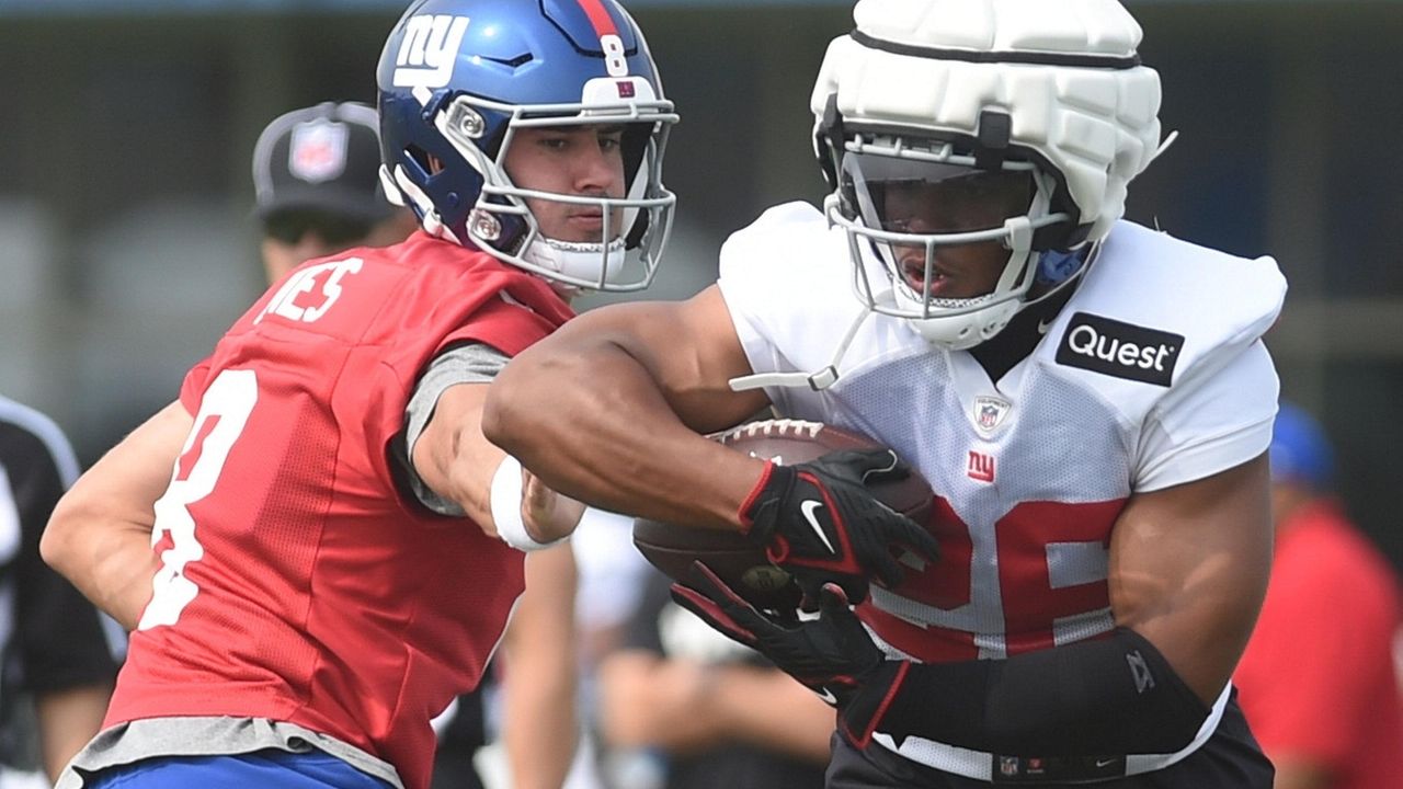 Giants' Saquon Barkley looks off his game vs. Buccaneers