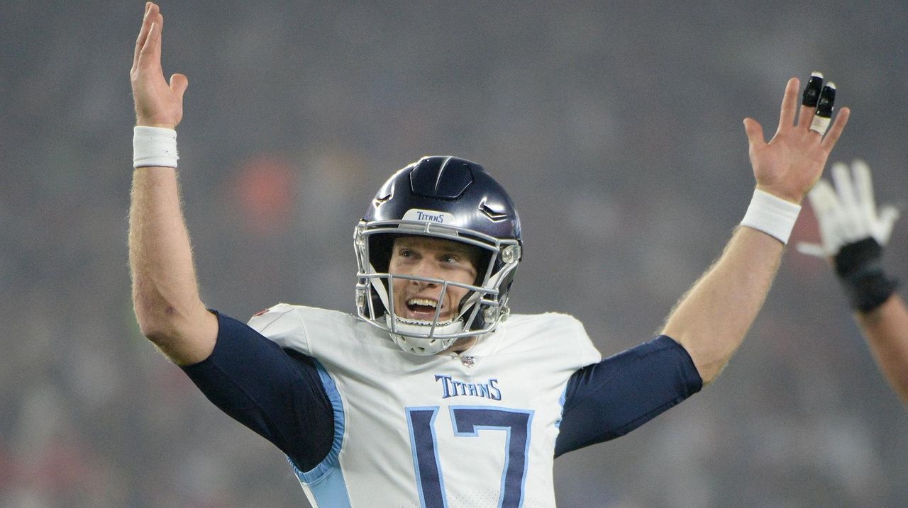 Tennessee Titans quarterback Ryan Tannehill (17) celebrates