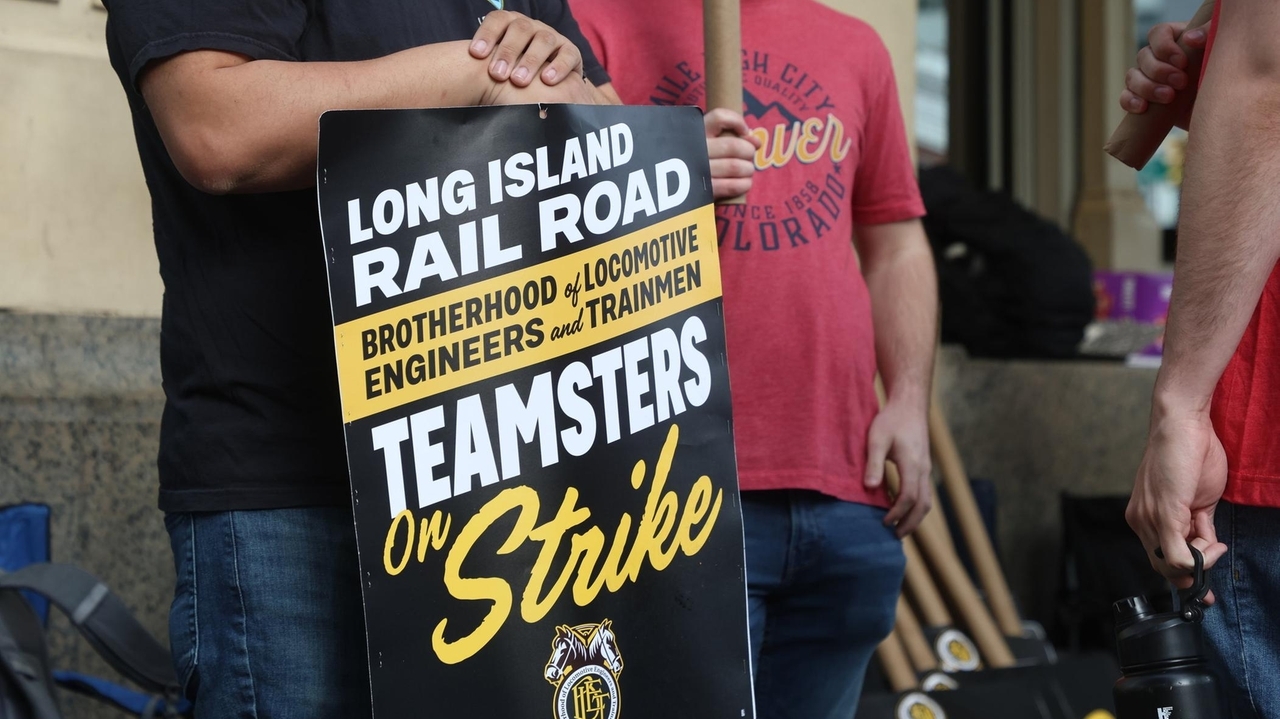 5 LIRR unions that went on strike ratify contract with 15% raises over 4 years