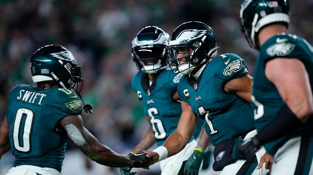 Jalen Hurts, A.J. Brown have heated exchange in Eagles win over Vikings, FIRST THINGS FIRST