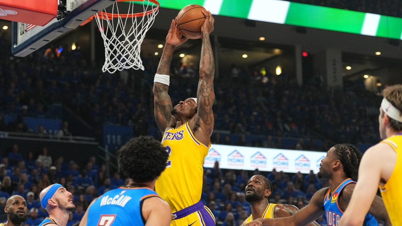 Lakers forward Jarred Vanderbilt injures right pinkie while trying to block  Thunder's Chet Holmgren - Newsday