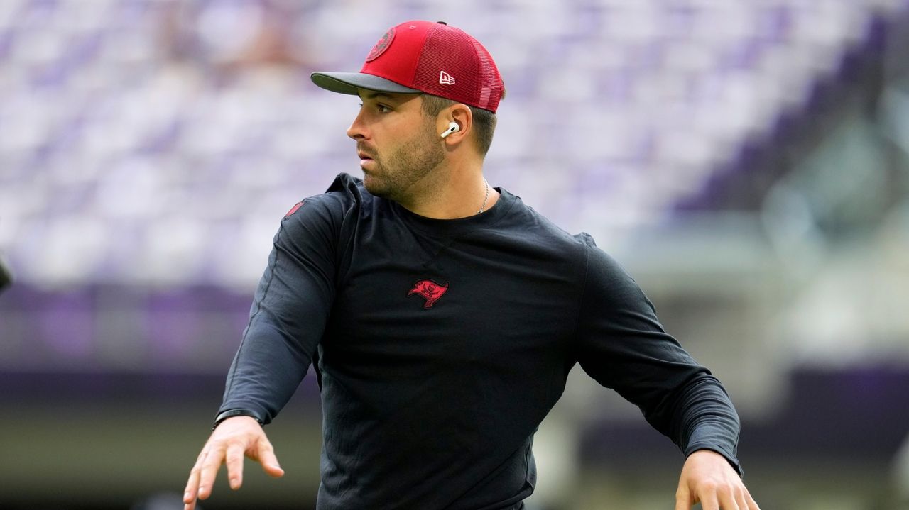 Baker Mayfield throws a TD pass in his bid to follow Tom Brady as