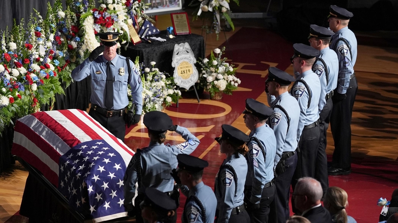 Minneapolis police officer killed while responding to a shooting call ...
