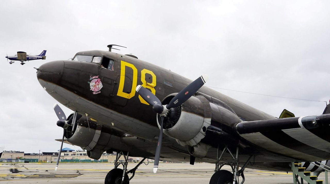 American Airpower Museum To Offer Flights On Wwii Era Douglas C 47