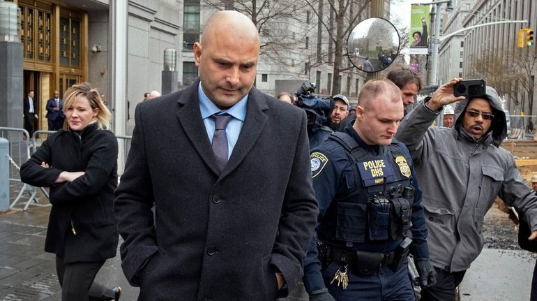 Former WFAN sports talk radio celebrity Craig Carton leaves federal...