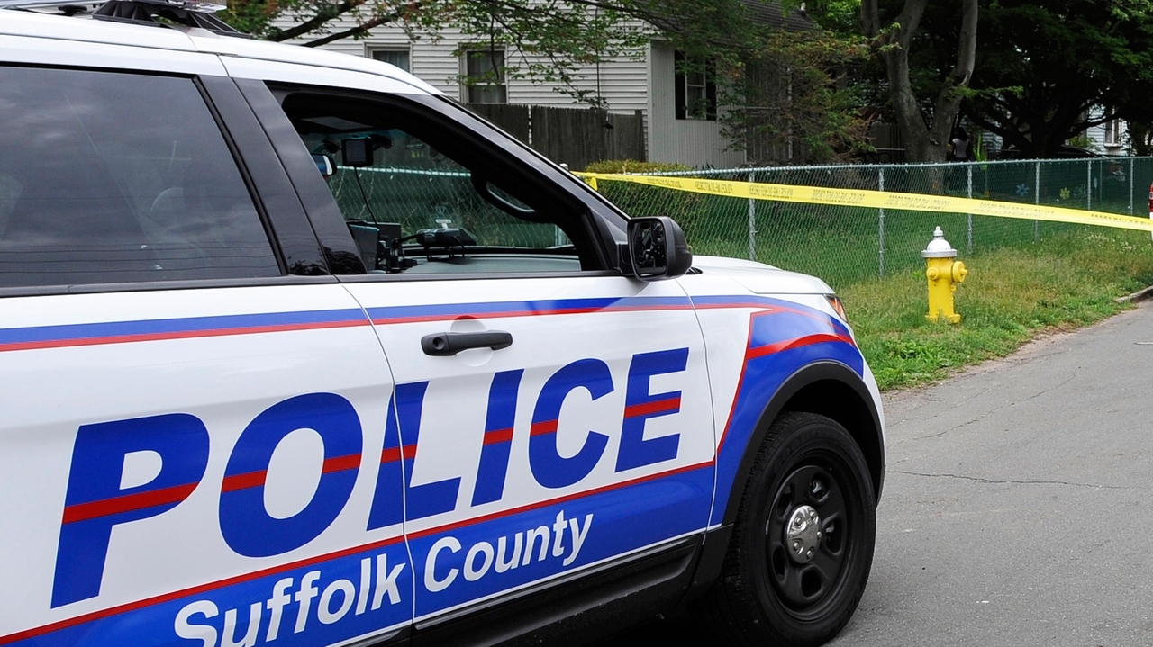 Police officer shot in the face while investigating a killing in ...