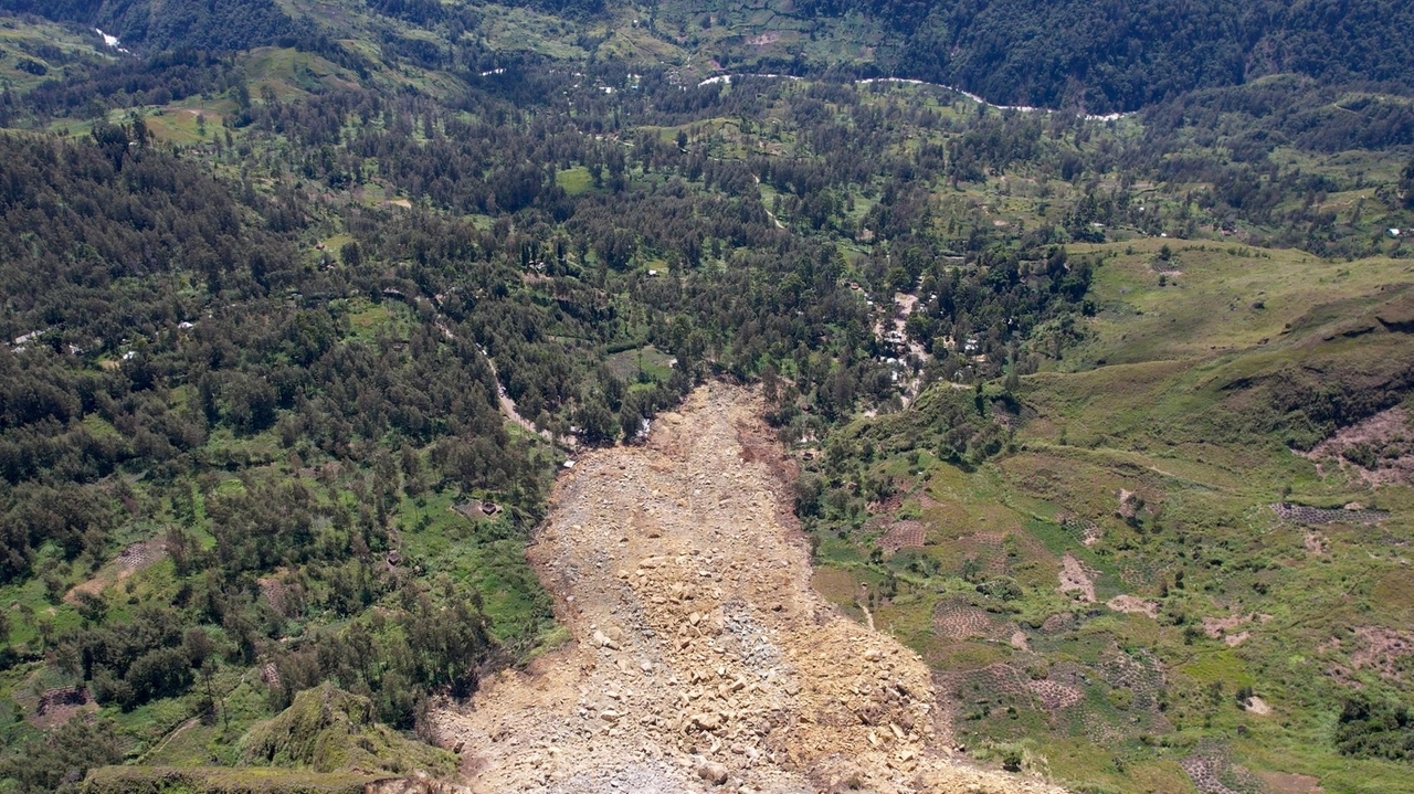 Papua New Guinea's prime minister visits the site of a landslide estimated to have killed hundreds - Vimarsana News