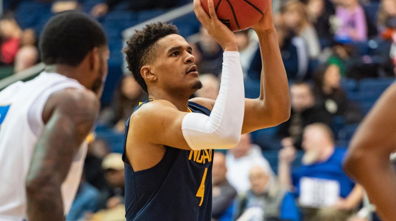 Dix Hills' Terry Harris, brother of Tobias Harris, agrees to deal with