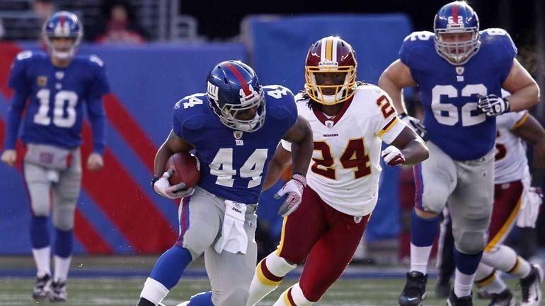 Ahmad Bradshaw of the New York Giants tries to get...