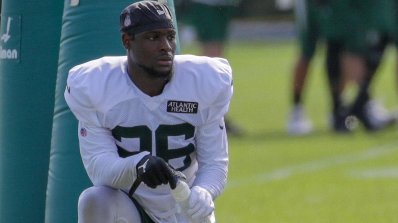 LOOK: Le'Veon Bell wears No. 26 Jets jersey for the first time