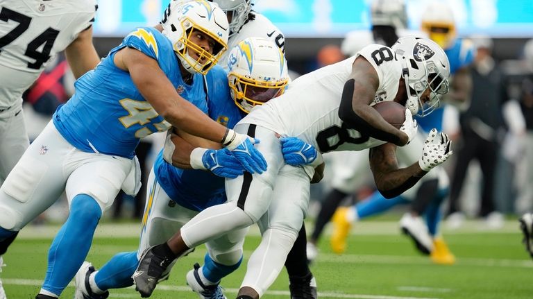 UB alum Khalil Mack's franchise record 6 sacks helps propel Chargers to  24-17 win over Raiders