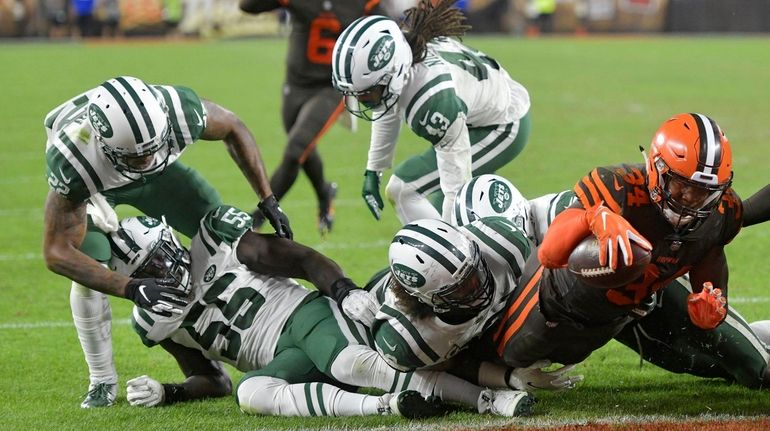 Cleveland Browns running back Carlos Hyde rushes for a 1-yard...