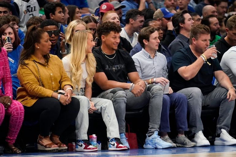 Odell Beckham Jr. attends Phoenix Suns playoff game with girlfriend