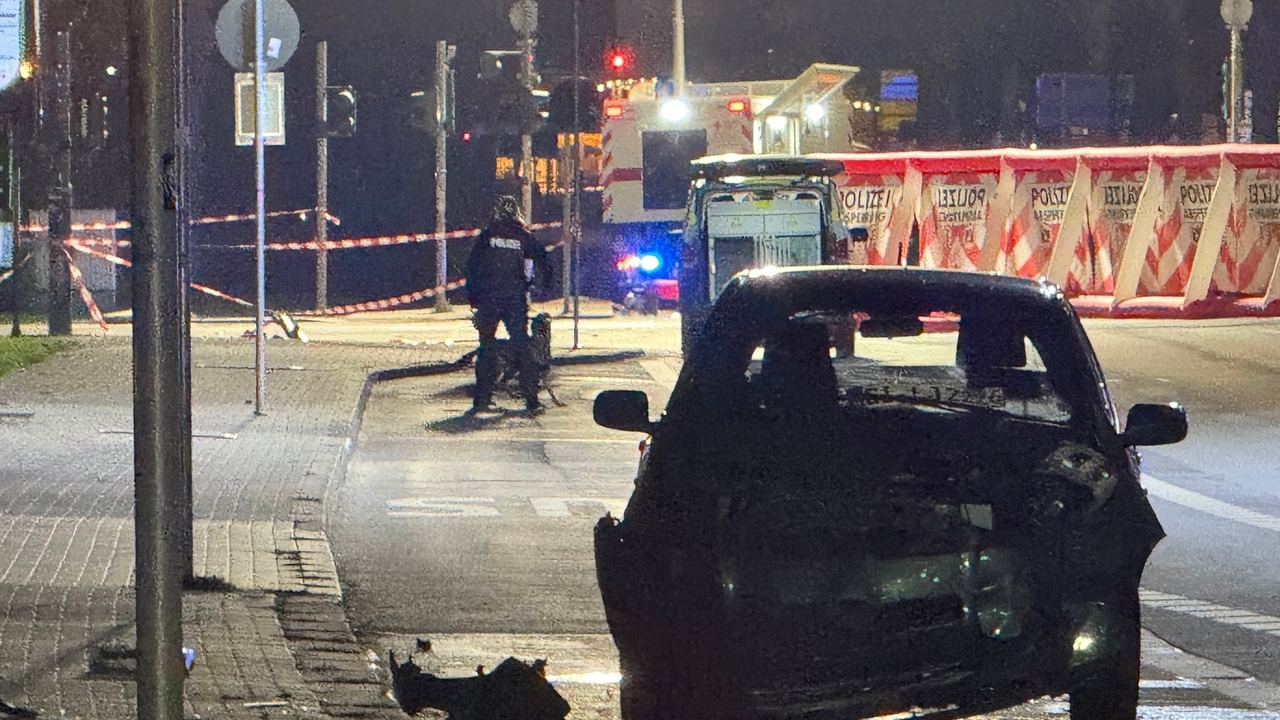 A car crashes into a bus stop in Germany and injures 3 people - Newsday