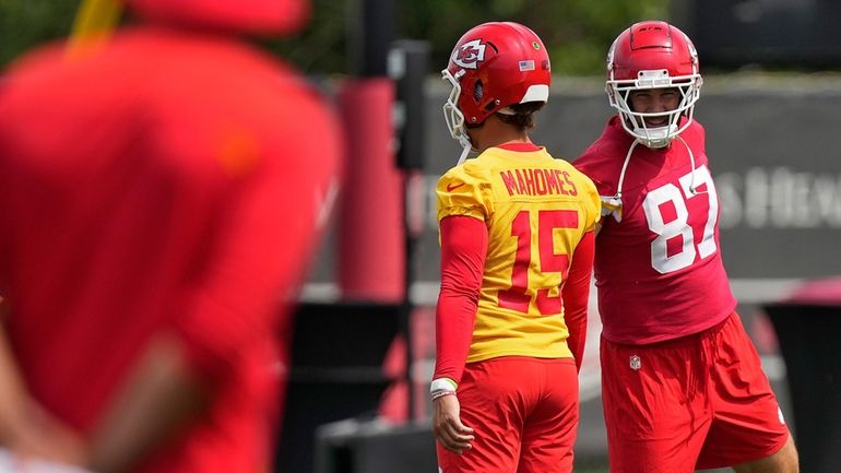 Kansas City Chiefs quarterback Patrick Mahomes (15) and tight end...